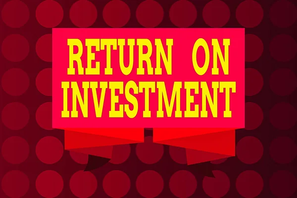 Tekst pisania słów Return On Investment. Koncepcja biznesowa dotycząca przeglądu raportu finansowego lub analizy ryzyka inwestycyjnego Ribbon Sash Folded and pliated Decorative Banner Strip. — Zdjęcie stockowe