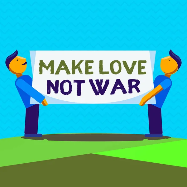 Πινακίδα που δείχνει "Κάνε έρωτα όχι πόλεμο". Εννοιολογική φωτογραφία Ένα hippie αντιπολεμικό σλόγκαν που ενθαρρύνει την αγάπη και την ειρήνη Δύο άνδρες που στέκονται Κουβαλώντας ορθογώνιο πίνακα πίνακα πίνακα πίνακα και στις δύο πλευρές. — Φωτογραφία Αρχείου