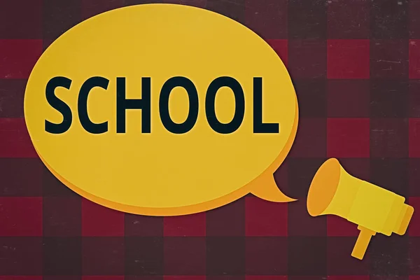 Sms-bord met school. Conceptuele foto ontworpen om leerruimtes en leeromgevingen te bieden Megafoon maakt een aankondiging Relais bericht Lege lege spraakballon. — Stockfoto
