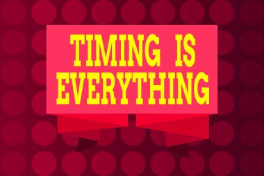 Kelime yazma zamanlaması her şeydir. Kurdele Kuşağı Katlanmış ve Süslü Dekoratif Sancak Oluşturuldu.