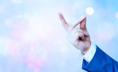 Bulanık Kalemle İşle İlgili Özellikleri Belirten Kişi. Önemli Ayrıntıları Seçme ve Dijital Uygulama Üzerine Dokunma Ekranı Tartışması.