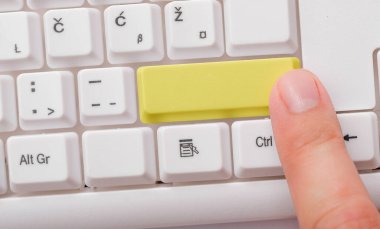 Not ve Klavyeli İş Konsepti. Boş Kopya Boşluğu Beyaz Kopyalama Cpace 'inin üzerinde Renkli Pc Mock Klavyesini Yapıştır. Metin İletisi için Boş Model Boşluğu.