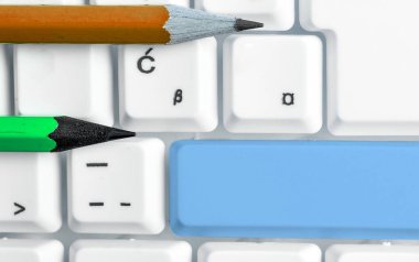 Not ve Klavyeli İş Konsepti. Boş Kopya Boşluğu Beyaz Kopyalama Cpace 'inin üzerinde Renkli Pc Mock Klavyesini Yapıştır. Metin İletisi için Boş Model Boşluğu.