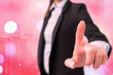 Bulanık Kalemle İşle İlgili Özellikleri Belirten Kişi. Önemli Ayrıntıları Seçme ve Dijital Uygulama Üzerine Dokunma Ekranı Tartışması.