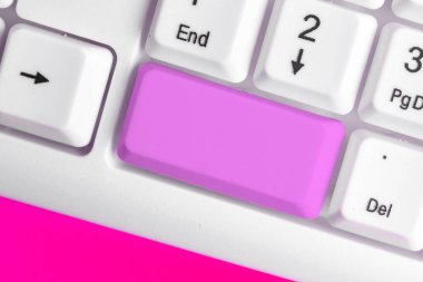 Not ve Klavyeli İş Konsepti. Boş Kopya Boşluğu Beyaz Kopyalama Cpace 'inin üzerinde Renkli Pc Mock Klavyesini Yapıştır. Metin İletisi için Boş Model Boşluğu.