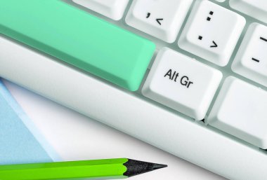 Not ve Klavyeli İş Konsepti. Boş Kopya Boşluğu Beyaz Kopyalama Cpace 'inin üzerinde Renkli Pc Mock Klavyesini Yapıştır. Metin İletisi için Boş Model Boşluğu.