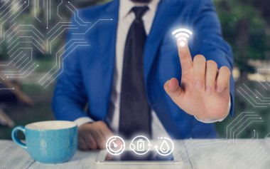 Fütüristik Bilgiler Arayüzü Elementleri Ücretsiz Wi-Fi Bağlantı Simgesi Kullanılarak Bulanıklaştırıldı. İnternet Teknolojisi Kablosuz ve Ağ Kavramı.
