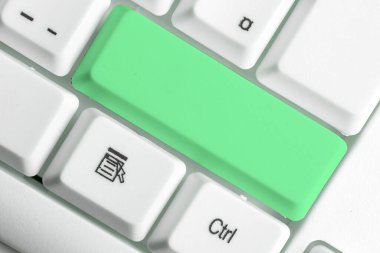 Not ve Klavyeli İş Konsepti. Boş Kopya Boşluğu Beyaz Kopyalama Cpace 'inin üzerinde Renkli Pc Mock Klavyesini Yapıştır. Metin İletisi için Boş Model Boşluğu.