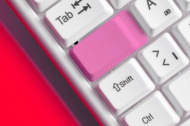 Not ve Klavyeli İş Konsepti. Boş Kopya Boşluğu Beyaz Kopyalama Cpace 'inin üzerinde Renkli Pc Mock Klavyesini Yapıştır. Metin İletisi için Boş Model Boşluğu.