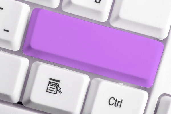 Zakelijk concept met notities en pc-toetsenbord. Kleurrijke Pc Mock Up Keyboard met lege kopieerruimte boven witte kopieerruimte. Blanco Mockup Ruimte voor Tekstuele Boodschap. — Stockfoto