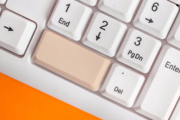 Affärsidé med anteckningar och PC-tangentbord. Färgglada Pc Mock Up tangentbord med tom kopiera utrymme ovanför vit kopiera tempo. Blank Mockup utrymme för textmeddelande. — Stockfoto