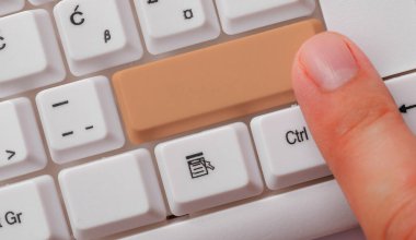 Not ve Klavyeli İş Konsepti. Boş Kopya Boşluğu Beyaz Kopyalama Cpace 'inin üzerinde Renkli Pc Mock Klavyesini Yapıştır. Metin İletisi için Boş Model Boşluğu.