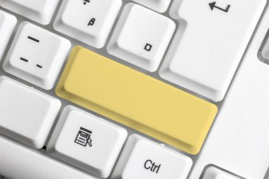 Not ve Klavyeli İş Konsepti. Boş Kopya Boşluğu Beyaz Kopyalama Cpace 'inin üzerinde Renkli Pc Mock Klavyesini Yapıştır. Metin İletisi için Boş Model Boşluğu.