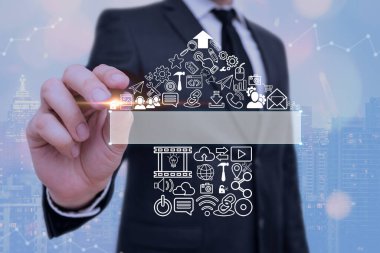 Bilgi işlem elemanları ve düz simgelerle bilgi işlem. En Son Dijital Teknoloji, Sosyal Medya, Ağ Bağlantısı ve İletişim, İş, Mali Konsept.