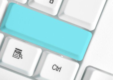 Not ve Klavyeli İş Konsepti. Boş Kopya Boşluğu Beyaz Kopyalama Cpace 'inin üzerinde Renkli Pc Mock Klavyesini Yapıştır. Metin İletisi için Boş Model Boşluğu.