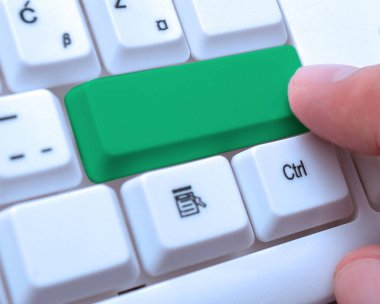 Not ve Klavyeli İş Konsepti. Boş Kopya Boşluğu Beyaz Kopyalama Cpace 'inin üzerinde Renkli Pc Mock Klavyesini Yapıştır. Metin İletisi için Boş Model Boşluğu.