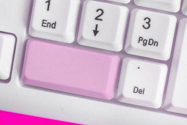 Not ve Klavyeli İş Konsepti. Boş Kopya Boşluğu Beyaz Kopyalama Cpace 'inin üzerinde Renkli Pc Mock Klavyesini Yapıştır. Metin İletisi için Boş Model Boşluğu.