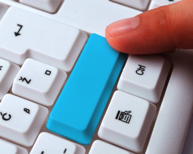 Not ve Klavyeli İş Konsepti. Boş Kopya Boşluğu Beyaz Kopyalama Cpace 'inin üzerinde Renkli Pc Mock Klavyesini Yapıştır. Metin İletisi için Boş Model Boşluğu.