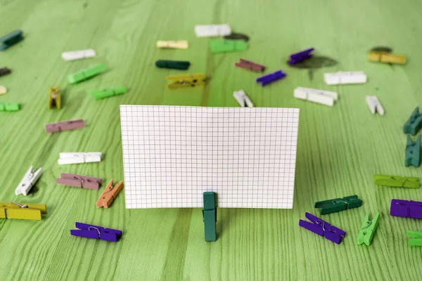 Téglalap négyzet alakú színes papír Clothespin vagy papír labda egy világos háttér. Színes gyűrött jegyzet elterjedt az asztal körül. Irodai kellékek egy íróasztalnál. — Stock Fotó