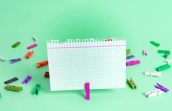 Rechteck Quadrat geformtes farbiges Papier mit Wäscheklammer oder Papierkugel in einem hellen Hintergrund. Bunt zerknitterte Notizen verteilen sich auf dem Tisch. Bürobedarf in einem Schreibtisch. — Stockfoto