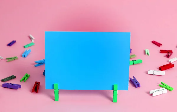 Rechteck Quadrat geformtes farbiges Papier mit Wäscheklammer oder Papierkugel in einem hellen Hintergrund. Bunt zerknitterte Notizen verteilen sich auf dem Tisch. Bürobedarf in einem Schreibtisch. — Stockfoto