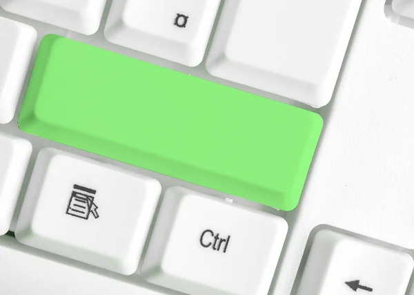 Zakelijk concept met notities en pc-toetsenbord. Kleurrijke Pc Mock Up Keyboard met lege kopieerruimte boven witte kopieerruimte. Blanco Mockup Ruimte voor Tekstuele Boodschap. — Stockfoto