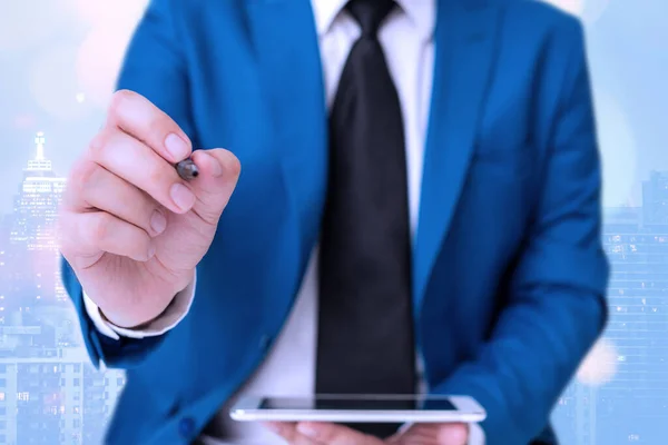 Persona en pluma borrosa que señala, marcando asuntos esenciales en los negocios. Discusión Selección de detalles importantes y pantalla táctil en la aplicación digital . —  Fotos de Stock