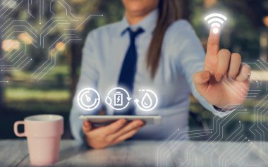 Fütüristik Bilgiler Arayüzü Elementleri Ücretsiz Wi-Fi Bağlantı Simgesi Kullanılarak Bulanıklaştırıldı. İnternet Teknolojisi Kablosuz ve Ağ Kavramı.