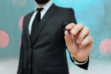 Bulanık Kalemle İşle İlgili Özellikleri Belirten Kişi. Önemli Ayrıntıları Seçme ve Dijital Uygulama Üzerine Dokunma Ekranı Tartışması.