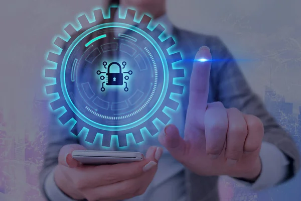 Gráficos de la última tecnología digital de protección de datos candado de seguridad en la pantalla virtual. Empresario con cerradura para asegurar . — Foto de Stock