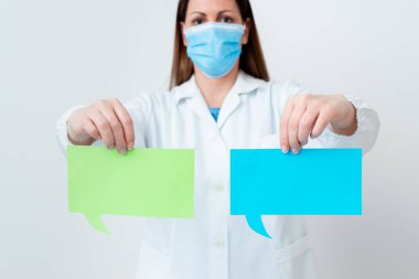 Tıbbi Gecelik Giyen, Ameliyat Eldiveni Giyen, Farklı Açı Atışları Boş Yapıştırma Kağıt Aksesuarlarıyla Çekilen Modern Akıllı Telefon