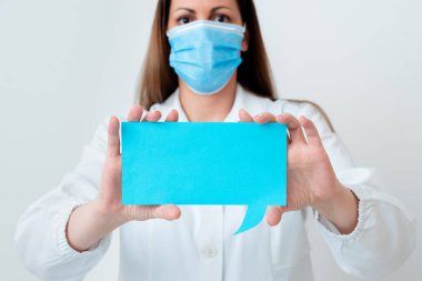 Tıbbi Gecelik Giyen, Ameliyat Eldiveni Giyen, Farklı Açı Atışları Boş Yapıştırma Kağıt Aksesuarlarıyla Çekilen Modern Akıllı Telefon