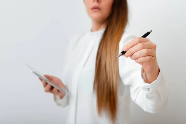 Modelo Usando Negocio Traje Corporativo Ilustrando Diferentes Disparos de Ángulo Sosteniendo Vacío Copia-Espacio de Accesorios de Papel de Cuaderno y Gadget Moderno — Foto de Stock