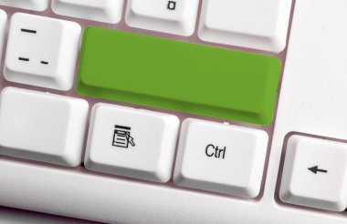 Not ve Klavyeli İş Konsepti. Boş Kopya Boşluğu Beyaz Kopyalama Cpace 'inin üzerinde Renkli Pc Mock Klavyesini Yapıştır. Metin İletisi için Boş Model Boşluğu.