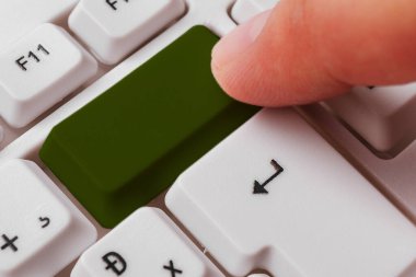 Not ve Klavyeli İş Konsepti. Boş Kopya Boşluğu Beyaz Kopyalama Cpace 'inin üzerinde Renkli Pc Mock Klavyesini Yapıştır. Metin İletisi için Boş Model Boşluğu.