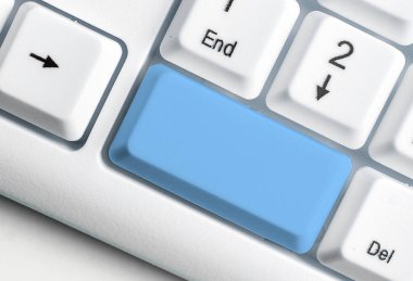 Not ve Klavyeli İş Konsepti. Boş Kopya Boşluğu Beyaz Kopyalama Cpace 'inin üzerinde Renkli Pc Mock Klavyesini Yapıştır. Metin İletisi için Boş Model Boşluğu.