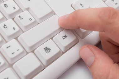 Not ve Klavyeli İş Konsepti. Boş Kopya Boşluğu Beyaz Kopyalama Cpace 'inin üzerinde Renkli Pc Mock Klavyesini Yapıştır. Metin İletisi için Boş Model Boşluğu.