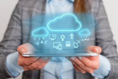 Fütürist Bilgi Arayüzü 'ne Açılan Akıllı Telefon İşadamı. Bulut Bilgisayarında Bilgi Teknolojisi Diyagram Ağı Büyük Veri Depolama Servisi.