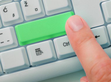 Not ve Klavyeli İş Konsepti. Boş Kopya Boşluğu Beyaz Kopyalama Cpace 'inin üzerinde Renkli Pc Mock Klavyesini Yapıştır. Metin İletisi için Boş Model Boşluğu.