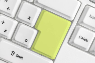 Not ve Klavyeli İş Konsepti. Boş Kopya Boşluğu Beyaz Kopyalama Cpace 'inin üzerinde Renkli Pc Mock Klavyesini Yapıştır. Metin İletisi için Boş Model Boşluğu.