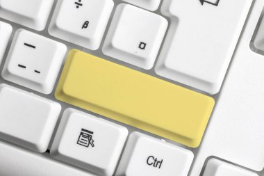 Not ve Klavyeli İş Konsepti. Boş Kopya Boşluğu Beyaz Kopyalama Cpace 'inin üzerinde Renkli Pc Mock Klavyesini Yapıştır. Metin İletisi için Boş Model Boşluğu.