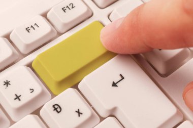 Not ve Klavyeli İş Konsepti. Boş Kopya Boşluğu Beyaz Kopyalama Cpace 'inin üzerinde Renkli Pc Mock Klavyesini Yapıştır. Metin İletisi için Boş Model Boşluğu.
