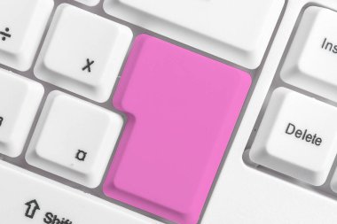 Not ve Klavyeli İş Konsepti. Boş Kopya Boşluğu Beyaz Kopyalama Cpace 'inin üzerinde Renkli Pc Mock Klavyesini Yapıştır. Metin İletisi için Boş Model Boşluğu.