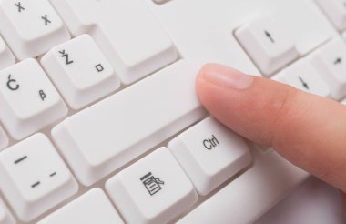 Not ve Klavyeli İş Konsepti. Boş Kopya Boşluğu Beyaz Kopyalama Cpace 'inin üzerinde Renkli Pc Mock Klavyesini Yapıştır. Metin İletisi için Boş Model Boşluğu.