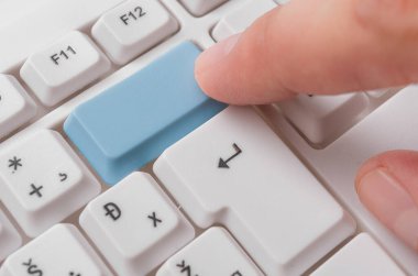 Not ve Klavyeli İş Konsepti. Boş Kopya Boşluğu Beyaz Kopyalama Cpace 'inin üzerinde Renkli Pc Mock Klavyesini Yapıştır. Metin İletisi için Boş Model Boşluğu.