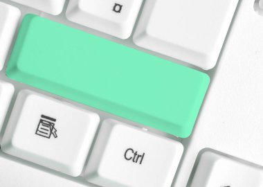 Not ve Klavyeli İş Konsepti. Boş Kopya Boşluğu Beyaz Kopyalama Cpace 'inin üzerinde Renkli Pc Mock Klavyesini Yapıştır. Metin İletisi için Boş Model Boşluğu.