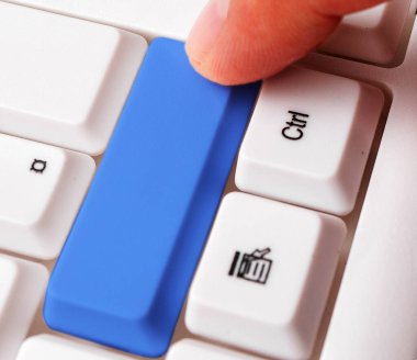Not ve Klavyeli İş Konsepti. Boş Kopya Boşluğu Beyaz Kopyalama Cpace 'inin üzerinde Renkli Pc Mock Klavyesini Yapıştır. Metin İletisi için Boş Model Boşluğu.
