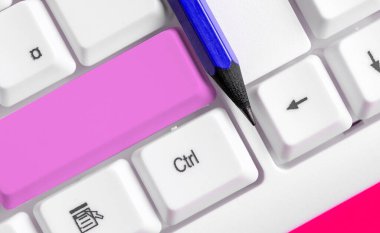 Not ve Klavyeli İş Konsepti. Boş Kopya Boşluğu Beyaz Kopyalama Cpace 'inin üzerinde Renkli Pc Mock Klavyesini Yapıştır. Metin İletisi için Boş Model Boşluğu.