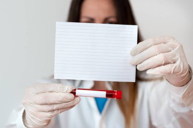 Laboratuvar Deneyi için Tıbbi Cübbe Eldiveni Giyen Adam. Sağlık Durumu Analizi İçin Kan Test Tüpü Tutuluyor