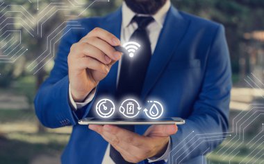 Fütüristik Bilgiler Arayüzü Elementleri Ücretsiz Wi-Fi Bağlantı Simgesi Kullanılarak Bulanıklaştırıldı. İnternet Teknolojisi Kablosuz ve Ağ Kavramı.